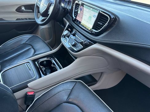 Used 2023 Chrysler Pacifica Limited FWD image 19