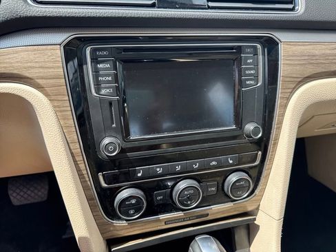 Used 2018 Volkswagen Passat 2.0T SE image 43