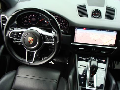 Used 2021 Porsche Cayenne AWD/4WD image 11