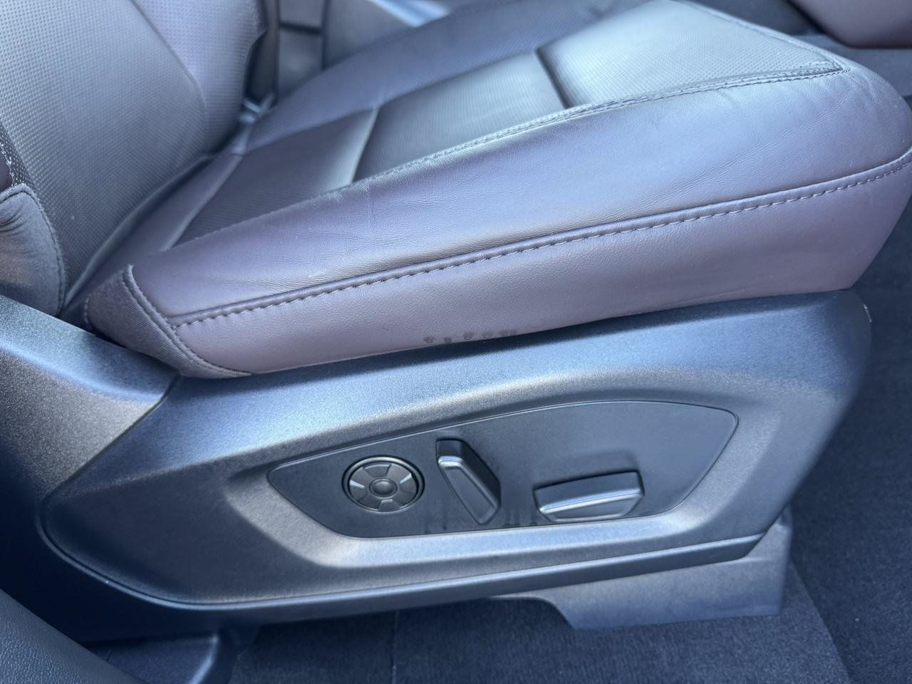 Used 2026 Ford Explorer Platinum w/ LUX Leather Package AWD/4WD image 17
