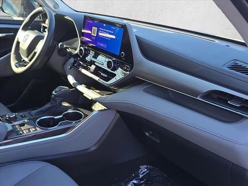 Certified 2025 Toyota Highlander Limited image 22