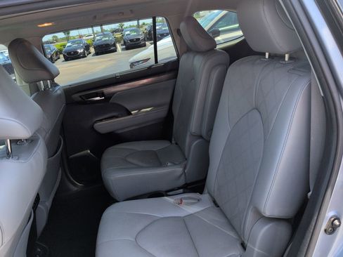 Used 2021 Toyota Highlander Platinum AWD/4WD image 12