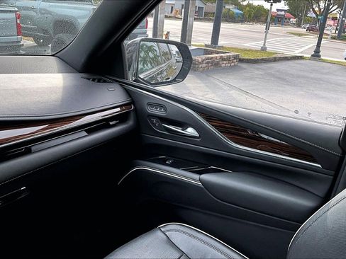 Used 2023 Cadillac Escalade Premium Luxury image 15