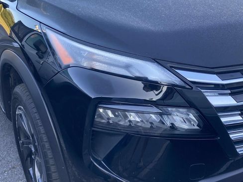 Used 2024 Nissan Rogue SV FWD image 3