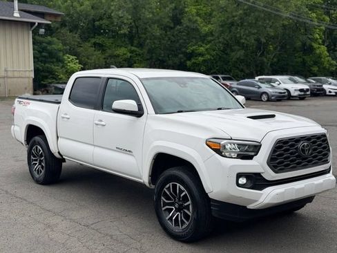 Used 2021 Toyota Tacoma TRD Sport w/ Technology Package AWD/4WD image 3