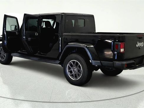 Used 2022 Jeep Gladiator Overland w/ Cold Weather Group AWD/4WD image 11