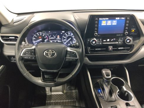 Used 2021 Toyota Highlander XLE AWD/4WD image 22