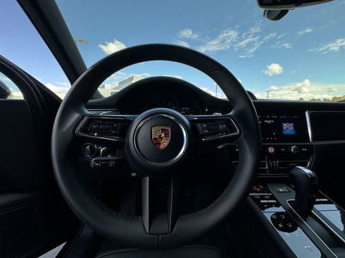 Certified 2025 Porsche Macan AWD/4WD image 4
