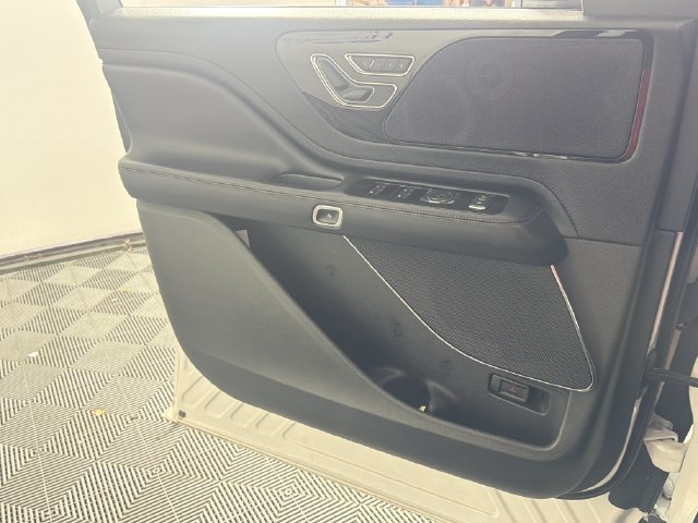 Used 2023 Lincoln Aviator AWD w/ Premium Package image 14