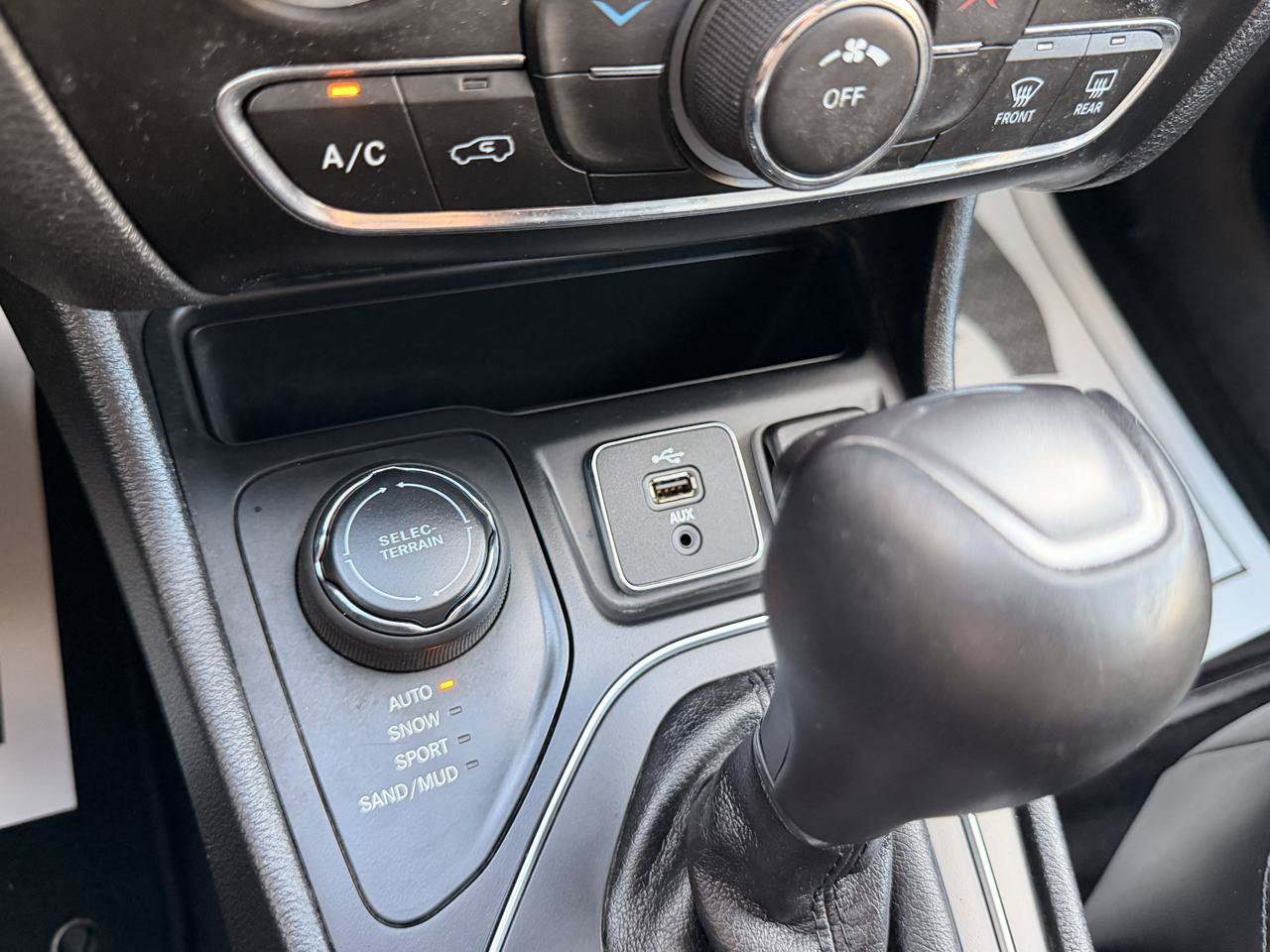 Used 2019 Jeep Cherokee Latitude Plus AWD/4WD image 32