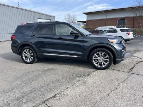 Used 2023 Ford Explorer Limited w/ Limited Technology Package image 2