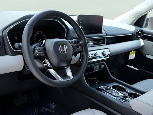 Certified 2025 Honda Pilot Touring image 22