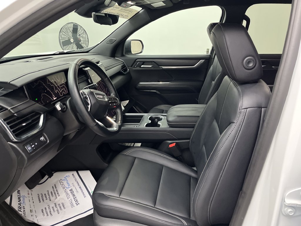 Used 2026 GMC Acadia Elevation w/ Elevation Premium Package FWD image 12