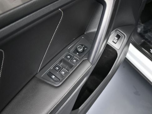 Used 2022 Volkswagen Tiguan SE image 13