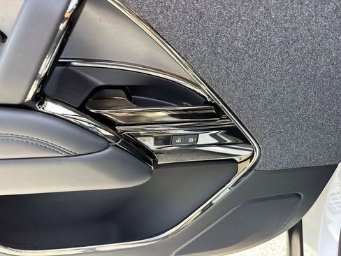 Used 2025 Land Rover Range Rover Sport image 13