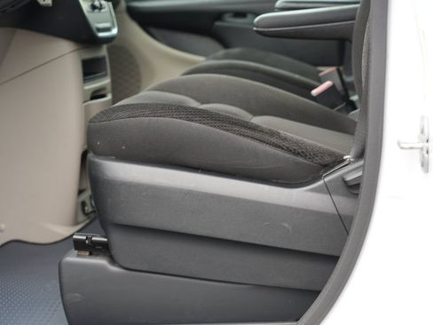 Used 2018 Dodge Grand Caravan SE w/ UConnect Hands-Free Group FWD image 15