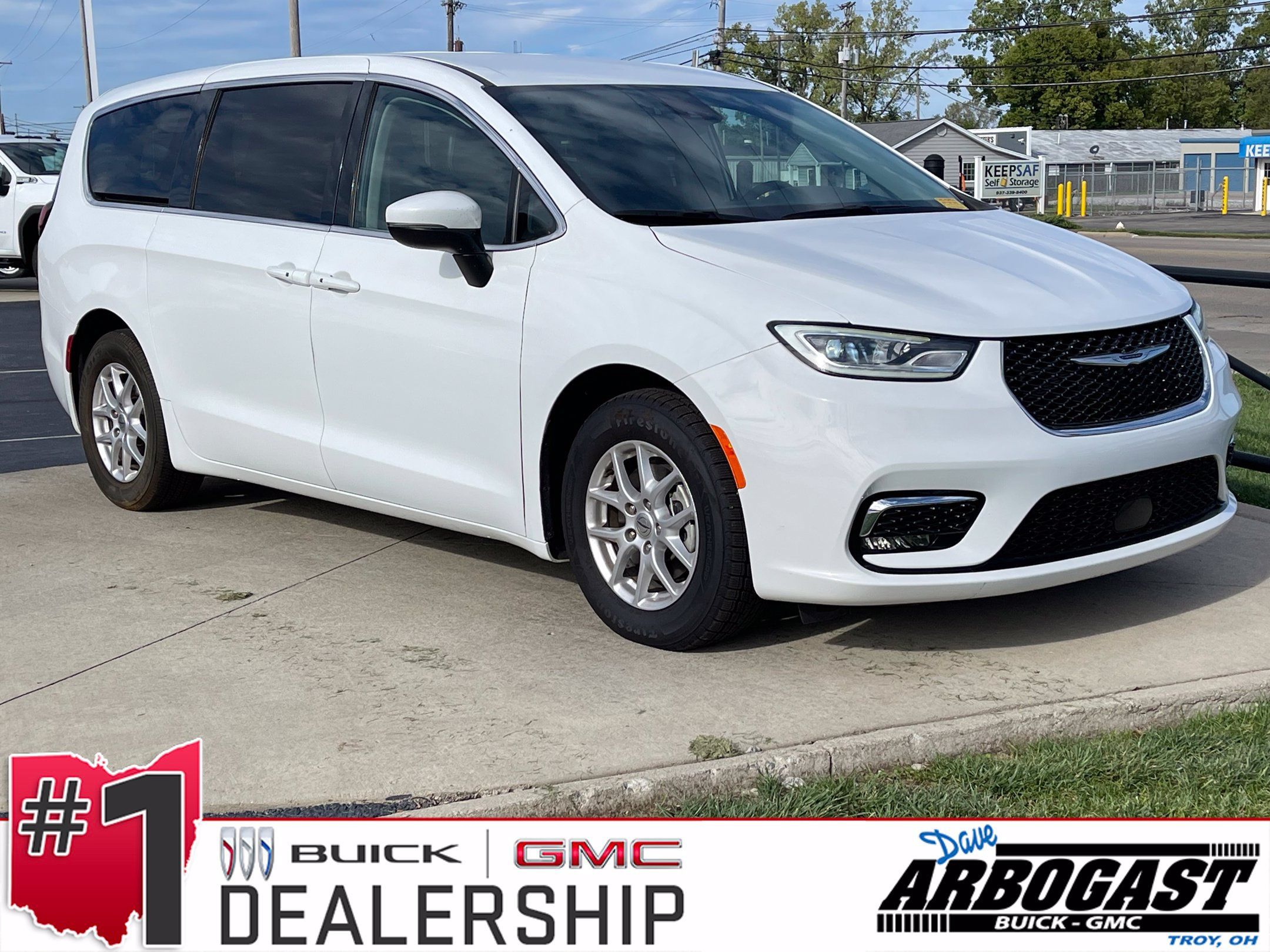 Used 2023 Chrysler Pacifica Touring-L FWD image 1