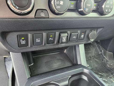 Used 2020 Toyota Tacoma TRD Sport w/ Technology Package AWD/4WD image 18