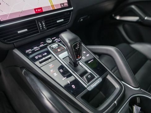 Used 2020 Porsche Cayenne Turbo w/ Assistance Package image 21