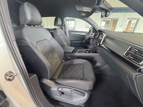 Used 2025 Volkswagen Atlas Cross Sport SE FWD image 38