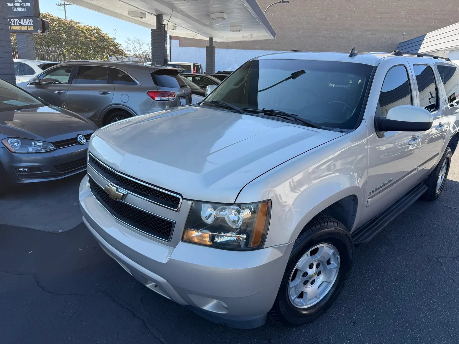 Used 2007 Chevrolet Suburban LT w/ LT Preferred Equipment Group AWD/4WD image 2