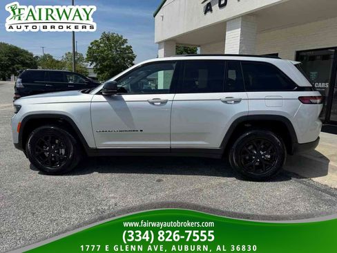 Used 2025 Jeep Grand Cherokee Altitude image 9