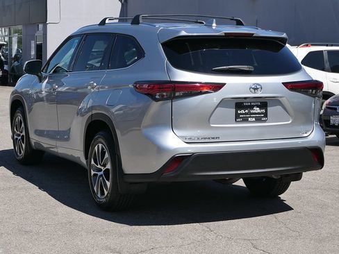 Used 2021 Toyota Highlander XLE FWD image 6