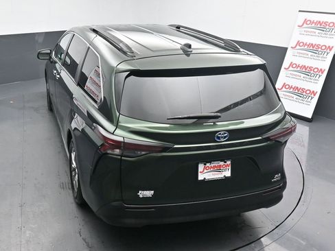 Used 2023 Toyota Sienna XLE image 32