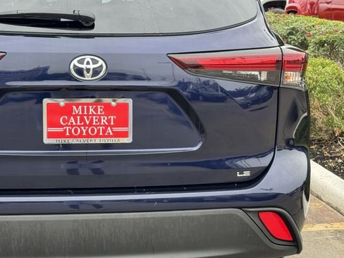 Certified 2025 Toyota Highlander LE FWD image 9