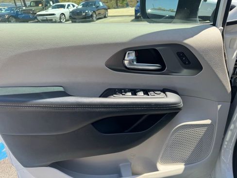 Certified 2023 Chrysler Pacifica Touring-L image 16