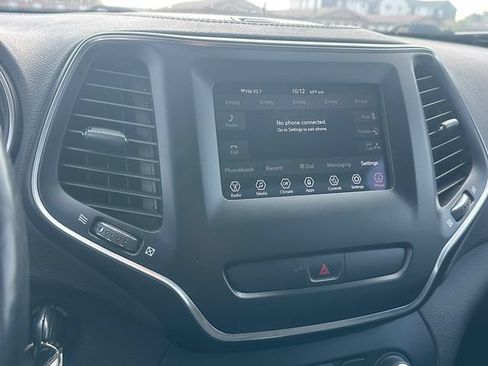 Used 2019 Jeep Cherokee Latitude w/ Cold Weather Group AWD/4WD image 29