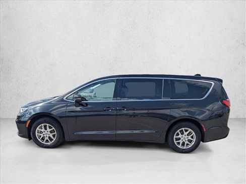 Used 2023 Chrysler Pacifica Touring-L FWD image 8