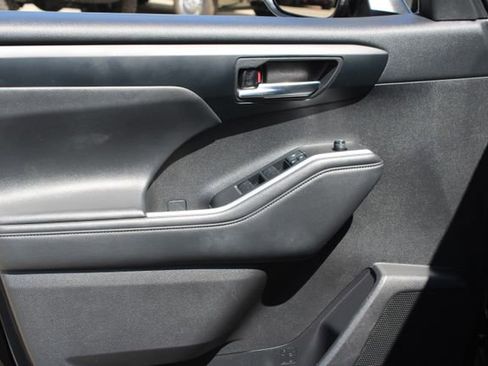 Used 2022 Toyota Highlander XLE AWD/4WD image 13