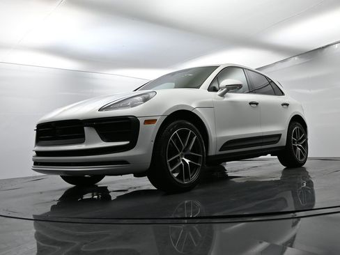 Certified 2024 Porsche Macan image 43