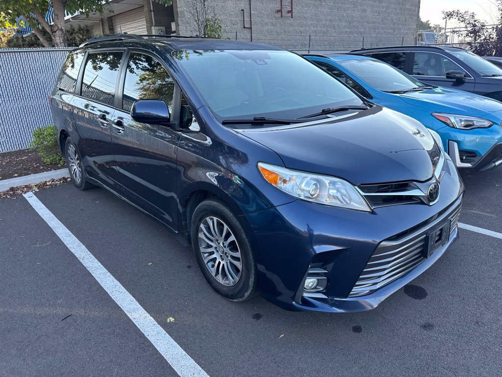 Used 2020 Toyota Sienna XLE w/ XLE Navigation Package FWD image 4