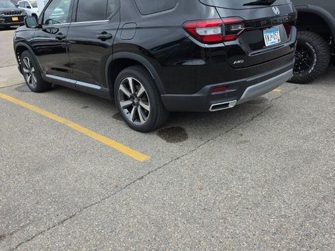 Used 2023 Honda Pilot Touring image 3