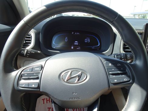 Used 2023 Hyundai Venue Limited FWD image 19
