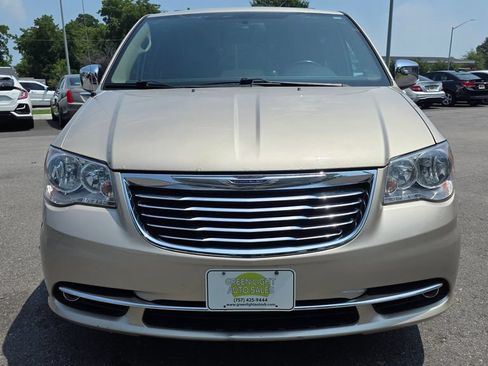 Used 2016 Chrysler Town & Country Touring-L FWD image 2
