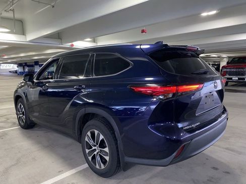 Used 2020 Toyota Highlander XLE AWD/4WD image 3
