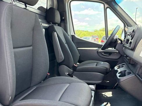 Used 2025 Mercedes-Benz Sprinter 2500 image 18
