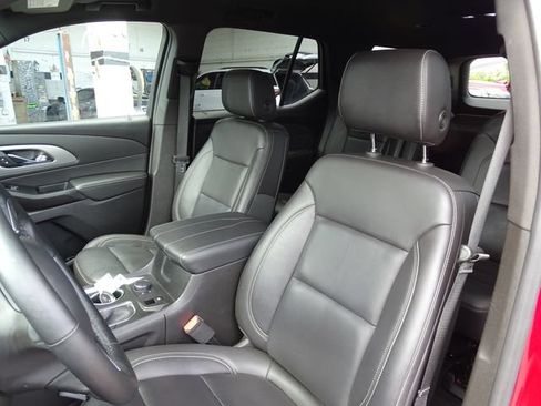 Used 2023 Chevrolet Traverse LT w/ Rear Camera Mirror Package FWD image 8
