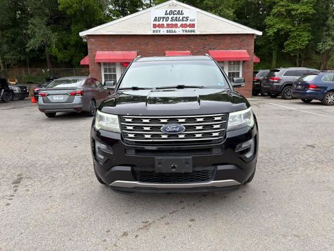Used 2017 Ford Explorer XLT w/ Equipment Group 202A AWD/4WD image 2