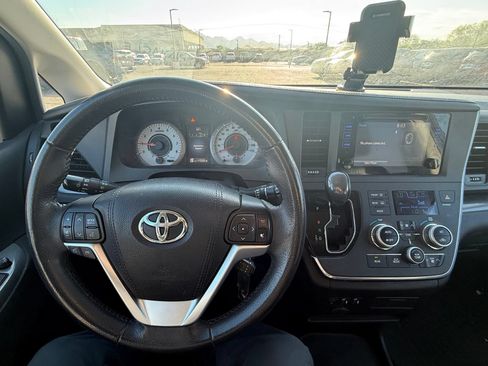 Used 2017 Toyota Sienna SE FWD image 21