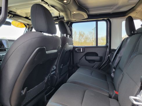 Used 2025 Jeep Wrangler Unlimited Rubicon 4xe w/ Safety Group AWD/4WD image 17