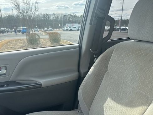 Used 2020 Toyota Sienna LE image 5