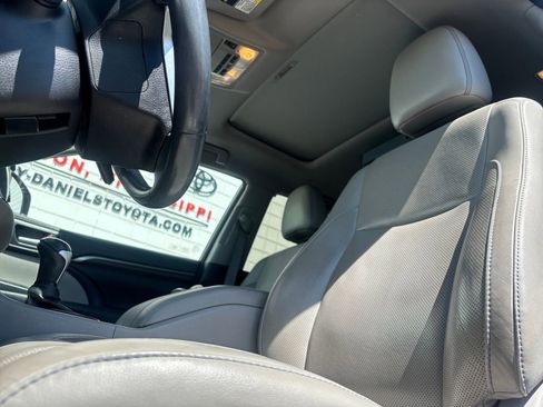 Used 2016 Toyota Highlander Limited image 9