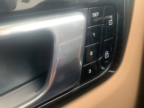 Used 2020 Porsche Cayenne image 33