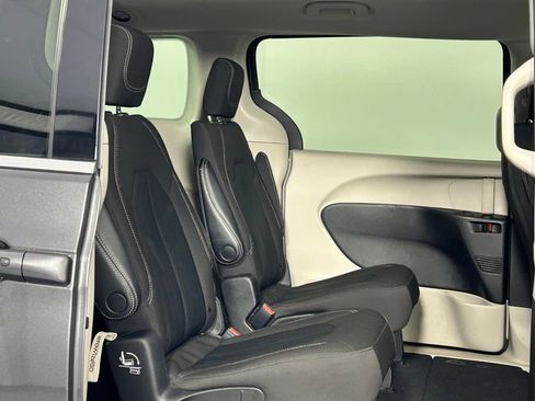 Used 2023 Chrysler Voyager LX FWD image 9
