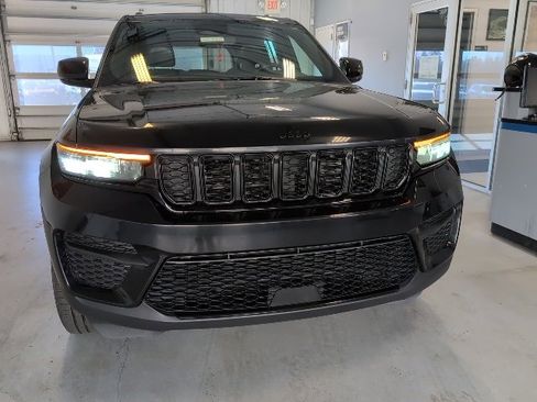 Used 2023 Jeep Grand Cherokee Altitude image 31