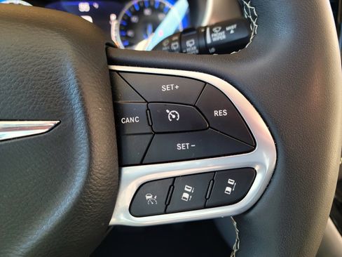 Used 2024 Chrysler Pacifica Touring-L image 11